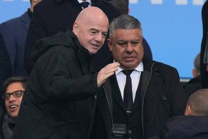 El presidente de FIFA, Gianni Infantino, y su par del fútbol argentino, Claudio "Chiqui" Tapia, que sería reelegido este jueves; AFA puede denunciar ante la institución internacional lo que considera una intromisión y eso puede derivar en una suspensión a la federación.