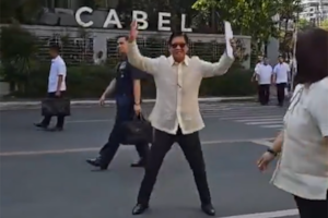 El presidente filipino hizo gimnasia en forma improvisada para desmentir rumores sobre su salud