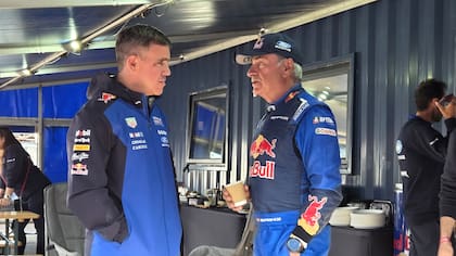El presidente de Ford Sudamérica, Martín Galdeano, junto a Sainz