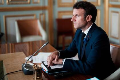 El presidente de Francia, Emmanuel Macron, participa en una videoconferencia con los líderes del G7 sobre Ucrania en el Palacio del Elíseo en París, el 8 de mayo de 2022, en el 74º día de la invasión rusa de Ucrania.