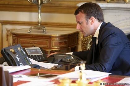  El presidente de Francia, Emmanuel Macron, hablando por teléfono 