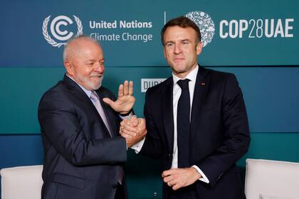 El presidente de Francia, Emmanuel Macron, saluda al presidente de Brasil, Luiz Inácio Lula da Silva, durante una reunión bilateral al margen de la cumbre climática de las Naciones Unidas COP28 en Dubái