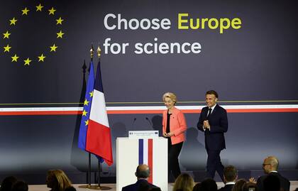 El presidente de Francia, Emmanuel Macron, y la presidenta de la Comisión Europea, Ursula Von der Leyen, asisten al acto "Choose Europe for Science", para instar a investigadores y científicos de todo el mundo a trabajar en Europa, en la Universidad de la Sorbona