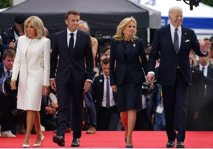 El presidente de Francia, Emmanuel Macron y su esposa Brigitte Macron, llegan con el presidente de Estados Unidos, Joe Biden, y su esposa, la primera dama de Estados Unidos, Jill Biden, a la ceremonia conmemorativa internacional en Omaha Beach para conmemorar el 80º aniversario del "Día D" de la Segunda Guerra Mundial. 