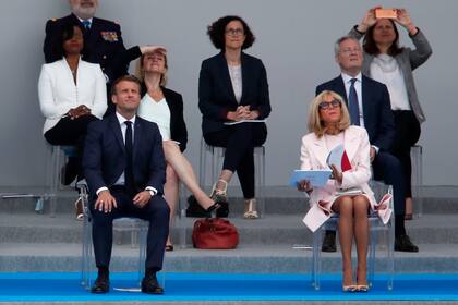 El presidente de Francia, Emmanuel Macron y su esposa Brigitte, observan el desfile militar