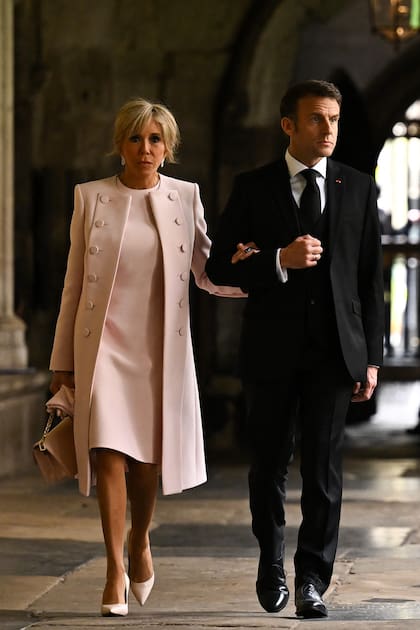El presidente de Francia, Emmanuel Macron y su esposa, Brigitte Macron en la Abadía de Westminster para la coronación de Carlos III