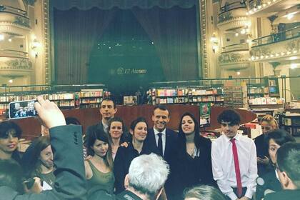 El presidente de Francia estuvo en la librería El Ateneo y se sacó fotos con los vecinos de Recoleta