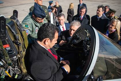 El presidente de Guatemala, Jimmy Morales, recibe instrucciones del ministro de defensa Oscar Aguad