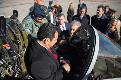 El presidente de Guatemala, Jimmy Morales, recibe instrucciones del ministro de defensa Oscar Aguad