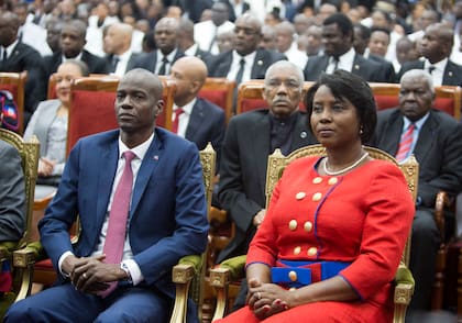 El presidente de Haití, Jovenel Moïse, sentado al lado de su esposa Martine durante su ceremonia de investidura en el Parlamento de Puerto Príncipe el martes 7 de febrero de 2017. 