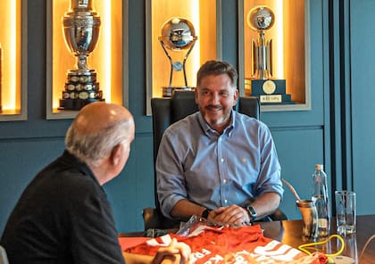 El presidente de Independiente Néstor Grindetti, con Alejandro Domínguez en la Conmebol, en abril último