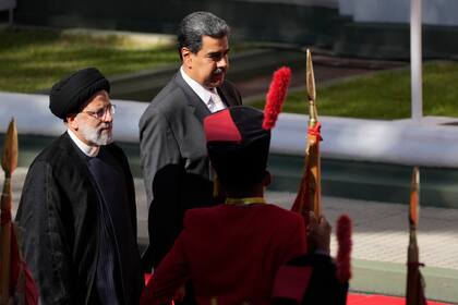 El presidente de Irán, Ebrahim Raisi, camina con el presidente venezolano, Nicolás Maduro, a su llegada al palacio presidencial de Miraflores en Caracas, Venezuela, el lunes 12 de junio de 2023.