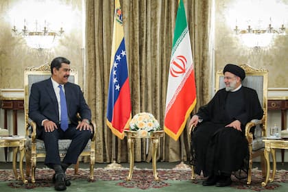 El presidente de Irán, Ebrahim Raisi (derecha), reunido con el presidente de Venezuela, Nicolás Maduro (izquierda), en Teherán