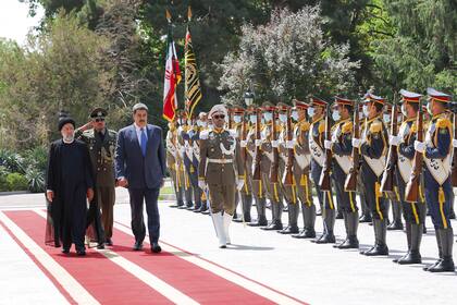 El presidente de Irán, Ebrahim Raisi, y Nicolás Maduro, inspeccionando una guardia de honor durante una ceremonia de bienvenida en Teherán