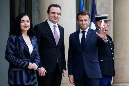 El presidente de Kosovo, Vjosa Osmani, el primer ministro de Kosovo, Albin Kurti, y el presidente francés, Emmanuel Macron, posan en el palacio del Elíseo como parte del Foro de Paz de París