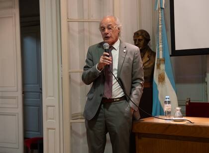 El presidente de la Academia, Jorge O. Errecalde, fue el encargado de abrir el encuentro y repasó los objetivos institucionales de la ANAV y destacó las razones por las cuales la AAB fue merecedora del reconocimiento