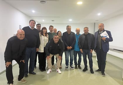 El presidente de la AFA, Chiqui Tapia, el Secretario General de la asociación, Cristian Malaspina, y los padres de los campeones del mundo Lautaro Martínez y Germán Pezzella, en el Hospital Penna