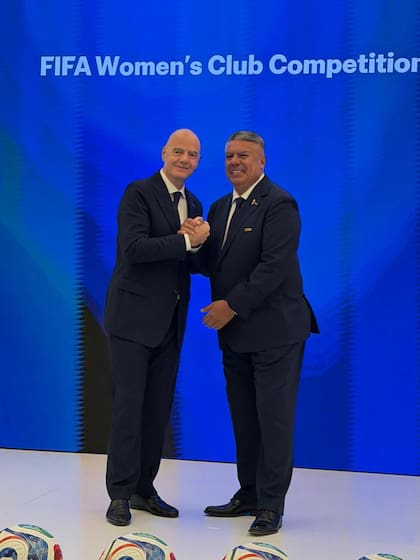 El presidente de la AFA, Claudio "Chiqui" Tapia, junto al máximo dirigente de la FIFA, Gianni Infantino, en Doha, la capital de Qatar