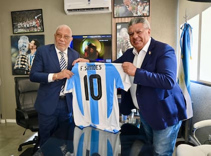El presidente de la AFA, Claudio "Chiqui" Tapia, y el máximo dirigente de la Federación Angoleña de Fútbol, Fernando Alves Simoes