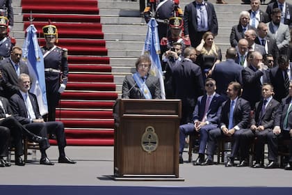 El presidente de la Argentina, Javier Milei, hizo cambios a la hora de brindar su discurso de asunción y esta vez no fue frente al pleno de la Asamblea Legislativa, sino afuera del edificio, frente a sus simpatizantes