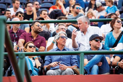 El presidente de la Asociación Argentina de Polo, Delfín Uranga, junto a Nachi Heguy.