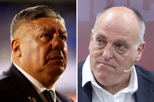 El presidente de la Asociación del Fútbol Argentino (AFA), Claudio "Chiqui" Tapia, contra su par español Javier Tevas