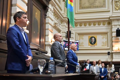 El presidente de la Cámara de Diputados bonaerense, Alexis Guerrera (centro), junto a los secretarios Gervasio Bozzano (legislativo) y Miguel De Lisi (administrativo), en la sesión de este miércoles