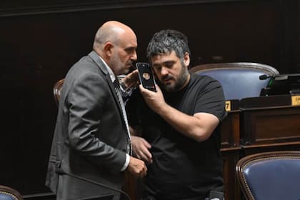 El presidente de la Cámara de Diputados, Alexis Guerrera, y el jefe del bloque oficialista, Facundo Tignanelli, en la sesión fallida de la semana pasada, con Sergio Massa al teléfono