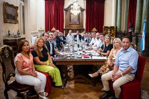 El presidente de la Cámara de Diputados, Martín Menem, encabezó esta tarde una reunión en el Salón de Honor con representantes del Poder Ejecutivo y de distintos bloques parlamentarios en el marco de las sesiones extraordinarias convocadas por el gobierno nacional.