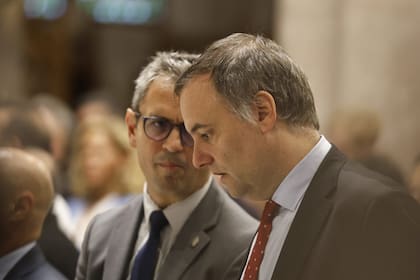 El presidente de la Cámara de Diputados, Martín Menem, junto al jefe de Gabinete, Manuel Adorni