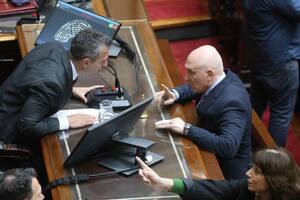 El presidente de la cámara de Diputados Martín Menem frente a José Luis Espert en el Congreso momentos antes de dirigirse a la caravana de Lomas de Zamora