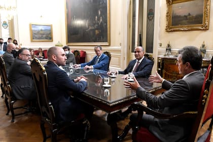 El presidente de la Cámara de Diputados, Sergio Massa, y el jefe de Gabinete, Juan Manzur, en una reunión ayer con el ministro de Economía, Martín Guzmán.