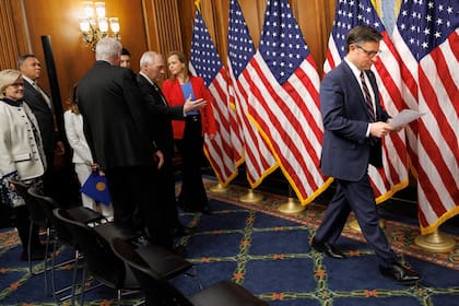 El presidente de la Cámara de representantes de Estados Unidos, Mike Johnson, lee notas antes de hablar con reporteros acerca de la ley SAVE America en el Capitolio, en Washington, el miércoles 11 de febrero de 2026, en Washington. (AP Foto/Tom Brenner)