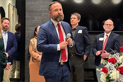 El presidente de la Cámara de Representantes de Texas, aliado de Abbott, sostuvo que los condados de Nuevo México deberían tener poder de decisión