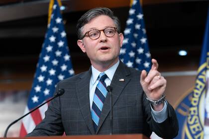 El presidente de la Cámara de Representantes, Mike Johnson, habla en una conferencia de prensa en el Capitolio, el martes 6 de febrero de 2024, en Washington. (AP Foto/José Luis Magaña)