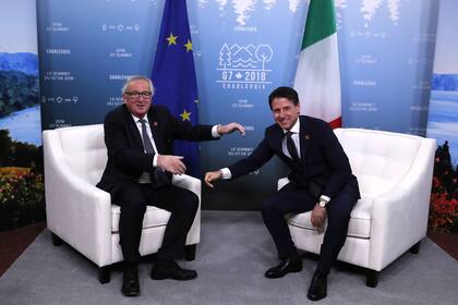El presidente de la Comisión Europea, Jean-Claude Juncker, y el flamante primer ministro de Italia, Giuseppe Conte, se reunieron hoy en el inicio de la cumbre del G-7 en Charlevoix, Quebec, Canadá