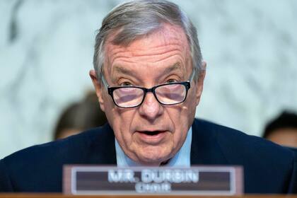El presidente de la Comisión Judicial del Senado, el senador Dick Durbin, demócrata por Illinois, habla durante una audiencia el 13 de junio de 2023 en el Capitolio, en Washington