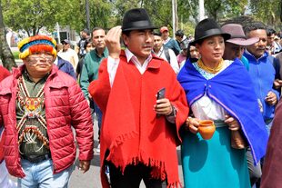 El presidente de la Confederación de Nacionalidades Indígenas de Ecuador, Leonidas Iza, encabeza una marcha hacia la Corte Constitucional para exigir la admisibilidad del juicio político contra el presidente ecuatoriano, Guillermo Lasso, en Quito, el 28 de marzo de 2023. 