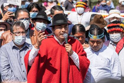 El presidente de la Confederación de Nacionalidades Indígenas, Leónidas Iza, habla a los manifestantes 