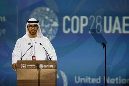 El presidente de la COP28, el Sultán Ahmed Al-Jaber, habla durante el evento Transformar los sistemas alimentarios frente al cambio climático al margen de la cumbre climática de la COP28 en la Expo de Dubái el 1 de diciembre de 2023. 