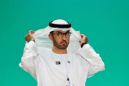 El presidente de la COP28, el Sultán Ahmed Al Jaber, llega al segmento de alto nivel para Jefes de Estado y de Gobierno durante la cumbre sobre el clima de las Naciones Unidas en Dubai el 1 de diciembre de 2023.