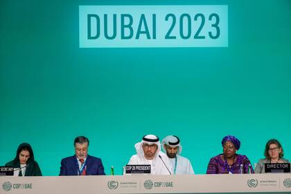 El presidente de la COP28, Sultan Ahmed Al Jaber (C), preside la ceremonia de apertura de la cumbre climática de las Naciones Unidas COP28 en Dubai el 30 de noviembre de 2023.
