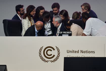 El presidente de la COP30 durante la sesión plenaria de clausura de la 30ª Conferencia de las Partes