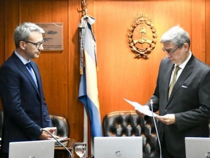 El presidente de la Corte Suprema y el Consejo de la Magistratura, Horacio Rosatti, le toma juramento a Alexis Varady como administrador general del Poder Judicial el 6 de marzo pasado