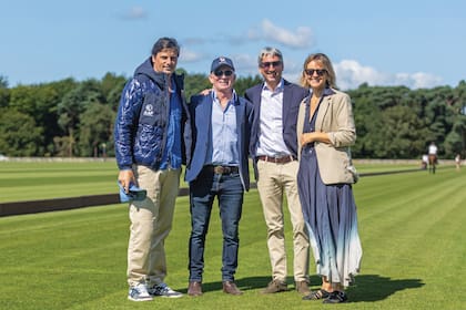 El presidente de la delegación argentina en UK, Mariano Uranga, junto al manager internacional del equipo HPA, Rhody Mathews, y el presidente de la Asociación Argentina de Polo, Delfín Uranga y su mujer, Bárbara Tanoira.