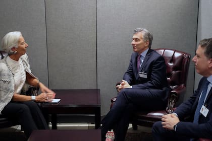 Macri y Dujovne, junto a la directora gerente del FMI, Christine Lagarde, ayer, en Nueva York