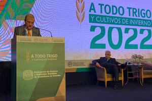 El presidente de la Federación de Acopiadores de Granos, Fernando Rivara, en su discurso de apertura del congreso A Todo Trigo en Mar del Plata, atrás, Julián Domínguez, ministro de Agricultura