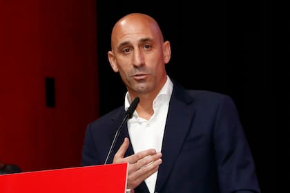 El presidente de la Federación Española de Fútbol, Luis Rubiales, está acorralado pero se aferra a su cargo