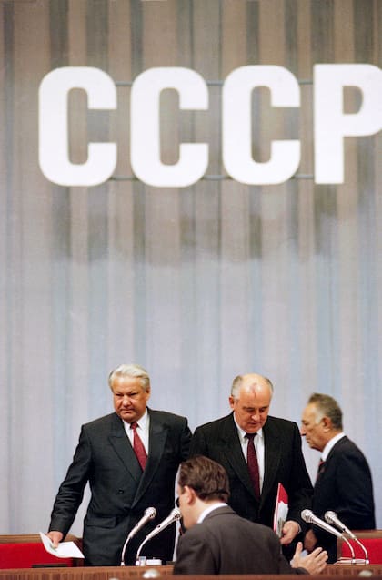 El presidente de la Federación Rusa, Boris Yeltsin, a la izquierda, y el presidente de la Unión Soviética, Mijaíl Gorbachov, llegan al estrado en la sesión de clausura del Congreso de los Diputados del Pueblo en Moscú, Rusia, el 5 de septiembre de 1991. Aunque Gorbachov intentó con desesperación negociar un nuevo “tratado de unión” entre las repúblicas soviéticas para preservar la URSS, encontró una fuerte resistencia en su archirrival, el líder de la Federación Rusa, Boris Yeltsin, que deseaba tomar el control del Kremlin y tenía el apoyo de otros líderes de ideas afines en otras repúblicas soviéticas.