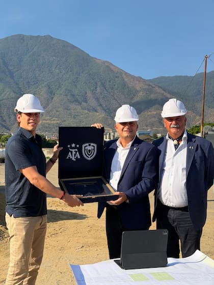 El presidente de la Federacion Venezolana de Fútbol, Jorge Giménez Ochoa, Nakis e Isla Casares